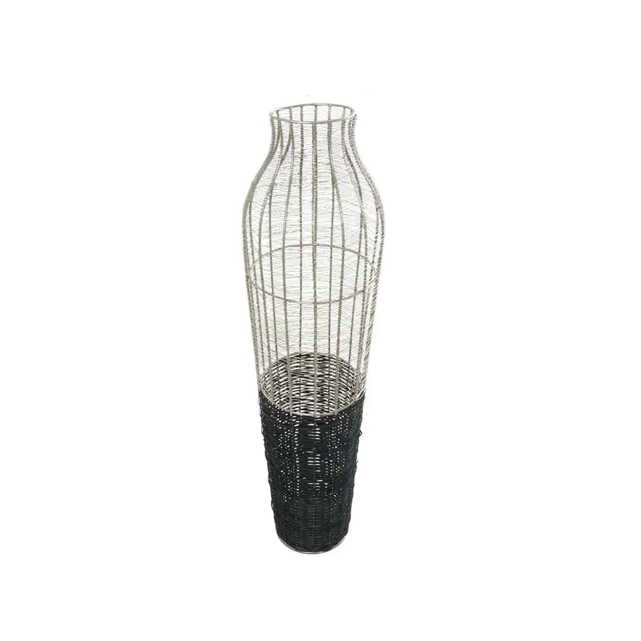 Jarrón decorativo alto de metal plateado con base de ratán negro tejido
