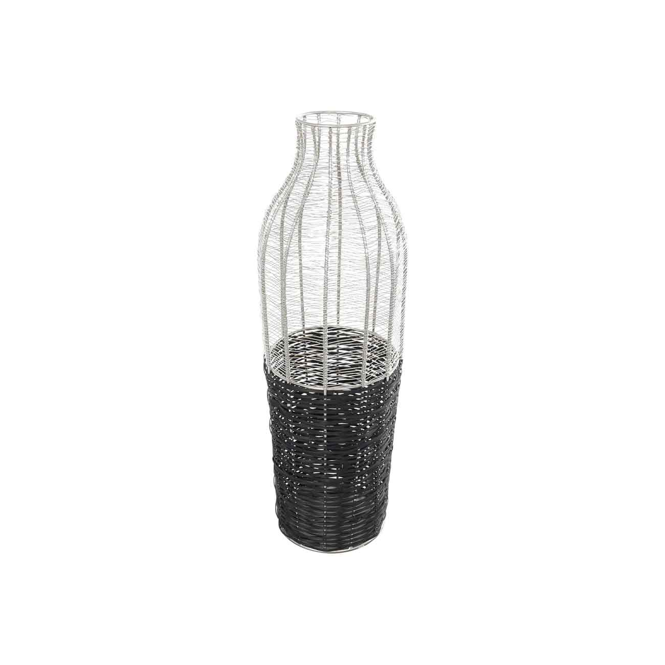 Jarrón decorativo alto de metal plateado con base de ratán tejido negro