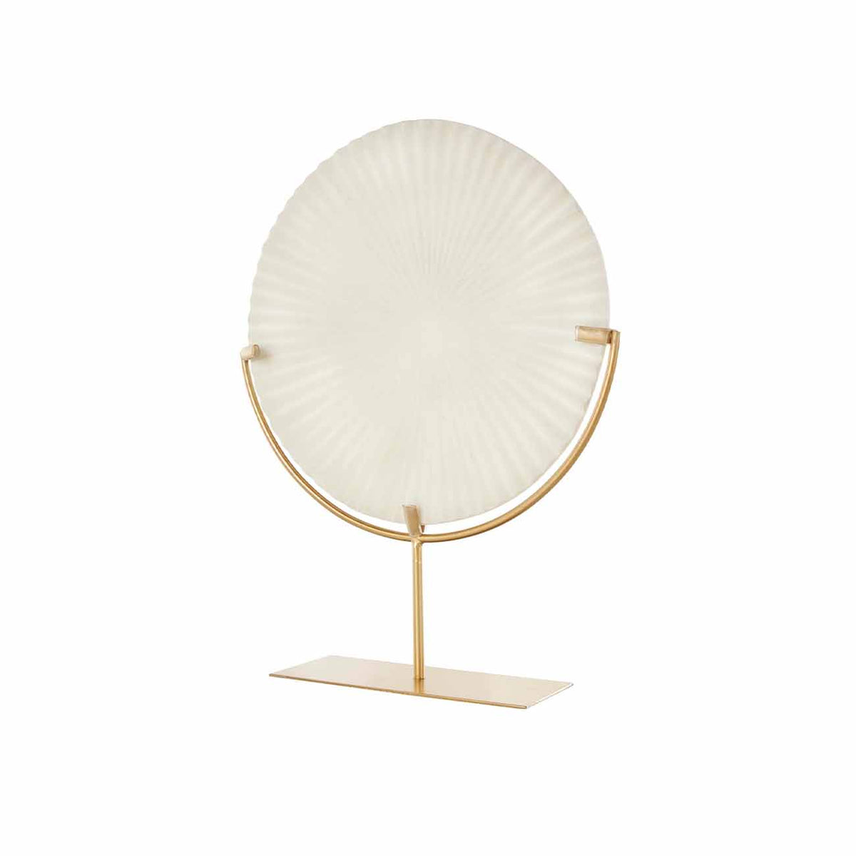 Escultura decorativa de disco redondo texturizado de polipiedra blanca y base dorada