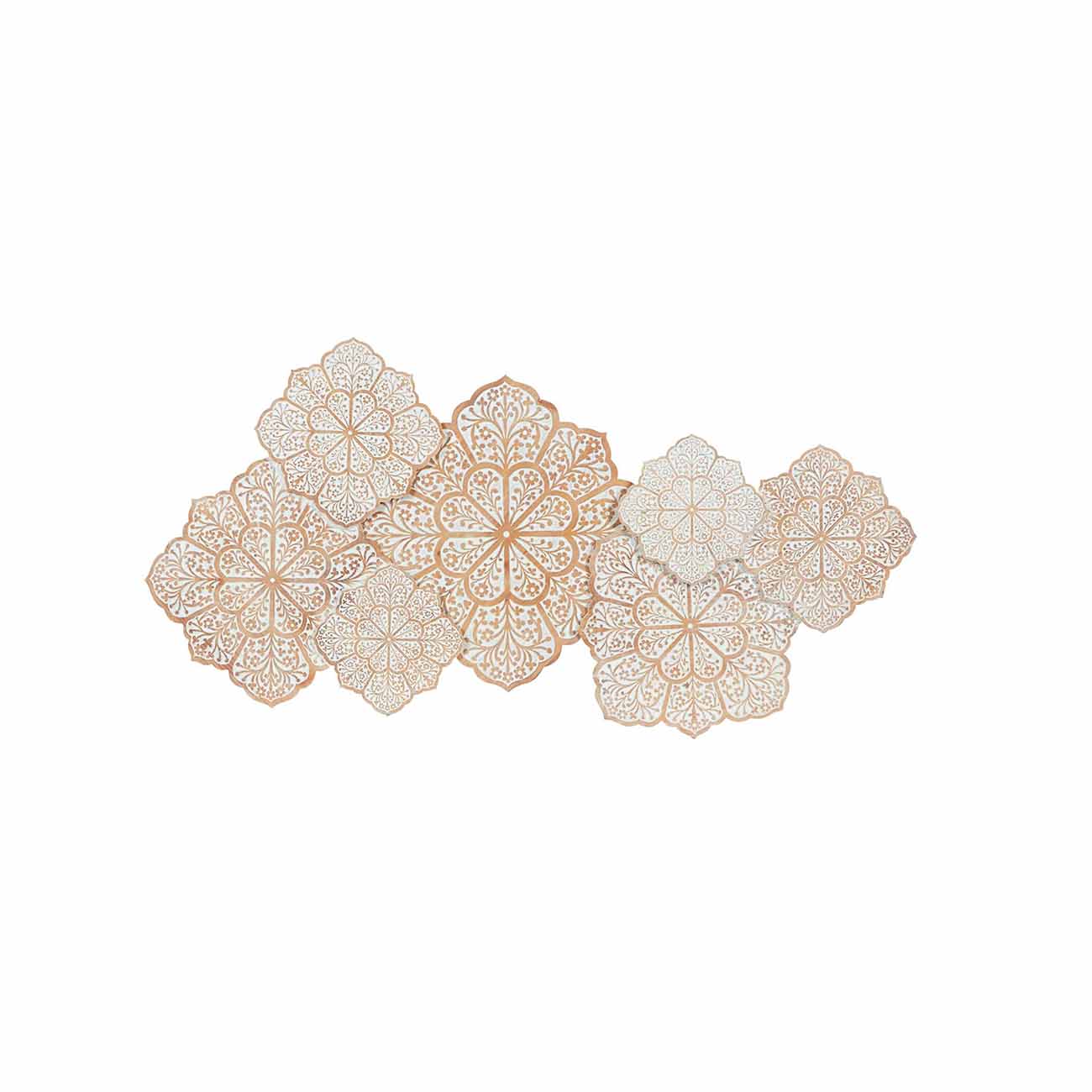 Decoracion de pared con flores talladas en madera blanca
